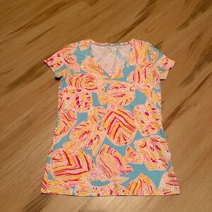 Lilly Pulitzer Fish 🐠 V Neck top size XS 🌸Lima Peru 🌸EUC older print 2015
